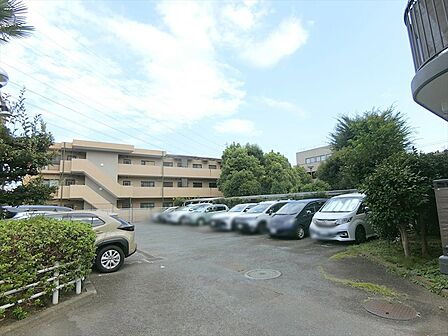 駐車場は月額15000円で利用が可能です。空き状況は随時確認いたします。