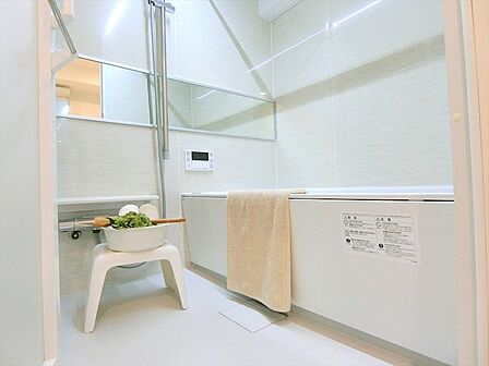 新しい浴室で快適にバスタイムを楽しめます。浴室換気乾燥暖房機・追い焚き機能付きです。