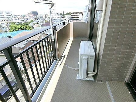陽当たり良好で十分なスペースが確保されたバルコニーです。沢山の洗濯物でも安心ですね。
