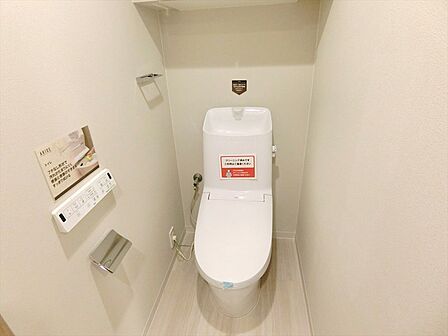 いつも快適に利用できるシャワー機能付きトレイを新規設置。家計に優しい節水型のエコトイレです。