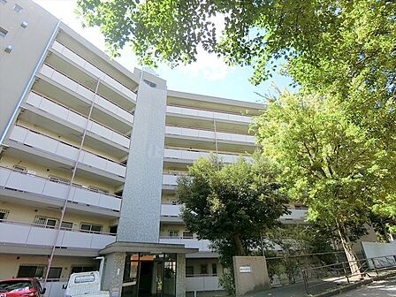 「宮前平」駅へ徒歩7分、「鷺沼」駅を徒歩9分で利用できる便利な住環境に立地しています。