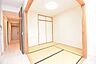 和室：リビング隣接の和室。客間やお子様の遊び場、くつろぎ空間としても使いやすい一室です。