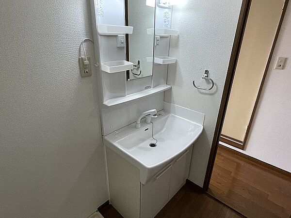 画像17:ゆったりとスペースのある洗面所（同物件別室の写真です）