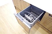 食器の出し入れがしやすいスライド収納タイプの食器洗い乾燥機です。また、節水効果にも優れています。