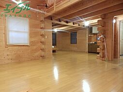 伊坂台ログハウス 1階2LDKのリビング/ダイニング