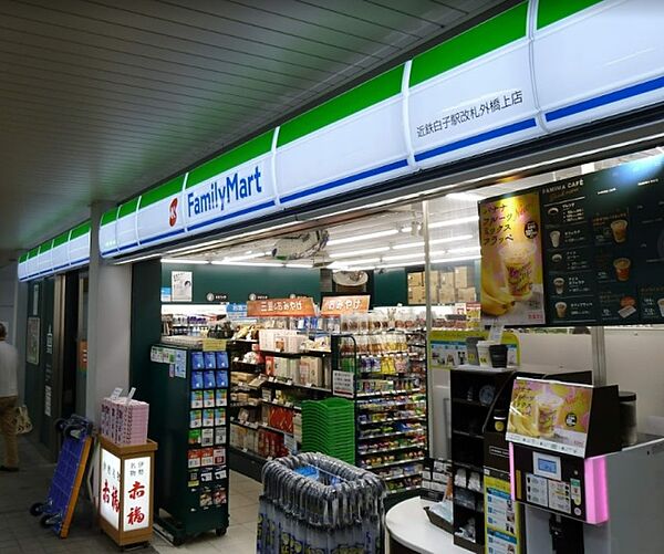 周辺：ファミリーマート　近鉄白子駅改札外橋上店