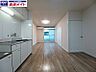リビング/ダイニング：同建物の別部屋反転写真です