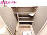 玄関：同建物の別部屋写真です