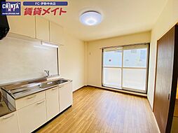 JR参宮線 五十鈴ケ丘駅 3.1kmの賃貸アパート 1階2DKのリビング/ダイニング