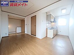 JR参宮線 五十鈴ケ丘駅 徒歩12分の賃貸アパート 2階3LDKのリビング/ダイニング