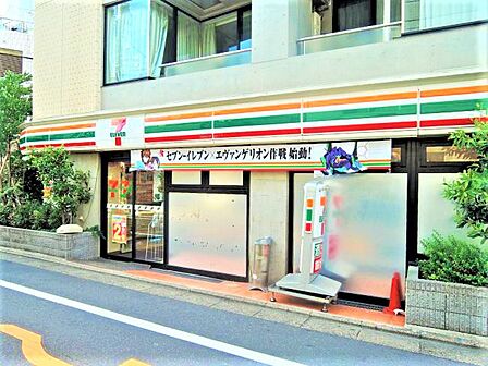 近くにコンビニがあり、ちょっとしたお買い物がしたい時に便利です。