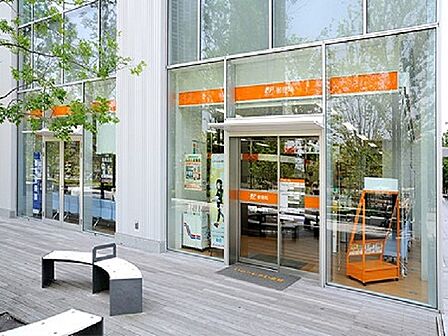 「豊洲フロント」というビルの1階にあります。周辺に企業が隣接するせいもあり、郵便が特に混みます。午前中がベターです、昼間は5人~10人待ちのことも多いです。