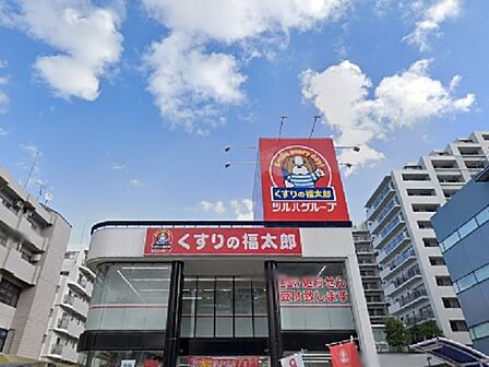 広くて見易く、駐車場があります。