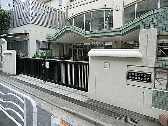 駅や住宅街に近...