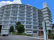 医療法人徳洲会東京西徳洲会病院まで700m 徒歩9分。幅広い診療科を備え、24時間365日体制で救急医療に対応しています。一般外来の診療時間は月〜金9:00〜12:00／13:30〜17:00。