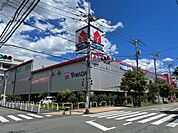 ヤマダデンキテックランド昭島店まで800m 徒歩10分。家電やパソコン、生活雑貨まで幅広くそろう大型家電量販店。豊富な品ぞろえと丁寧な接客で快適な買い物をサポート。【営業時間】10:00〜20:00。