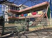 認定こども園あけの星幼稚園まで約1000m 徒歩12分。カトリック・クラレチアン宣教会によって、1954年に設立された歴史ある幼稚園です。受入年齢:2才児〜5才児。開園時間:7:30〜18:30。