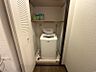 その他：洗濯機コーナーにはランドリー用品や洗濯機本体を隠せるように折れ戸がついています。