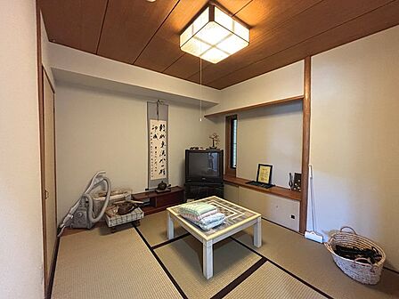 【和室（2）】こちらの和室は4.5畳です。趣と落ち着きを感じる和の空間です。