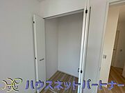 多くの人がお困りの住まいの収納。壁面クローゼットがあればタンスを置く必要がなく、出っ張りのないスッキリ空間を維持できます。限られたスペースを有効に活用できそう。