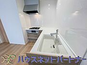 人工大理石トップのシステムキッチン。人工大理石のワークトップやシンクは、水を流しただけできれいになったように見えます。白いキッチンは明るく清潔感があり、とっても素敵です。