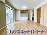 室内：明るく開放的なダイニング。家族とのコミュニケーションが取りやすく、みんなの笑顔が溢れます