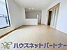 室内：忙しい朝でも家族揃って食事をして頂ける、ゆとりある大きさのダイニングスペース。奥様の手料理をカウンター越しに受けとって頂き、テーブルで囲む素敵な時間を存分にお愉しみ下さい。