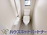 トイレ：小窓を設置する事により明るく、通気性の良いトイレとなっております。中はゆとりのある大きさを確保しておりますので、ゆったりとお使い頂けます。 