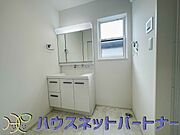 大きく見やすい三面鏡で清潔感ある洗面台は、身だしなみチェックや肌のお手入れに最適です。何かと物が増える場所だからこそ、スッキリと見映えの良い空間に拵えました。