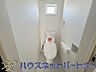トイレ：小窓を設置する事により明るく、通気性の良いトイレとなっております。中はゆとりのある大きさを確保しておりますので、ゆったりとお使い頂けます。 