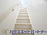 室内：手すりがないと階段の昇り降りで危険なことはもちろん、壁に手をつきながら歩くことで壁紙が汚れやすくなります。すべての方に安心して昇り降りしていただくため、手すりを設置しました。