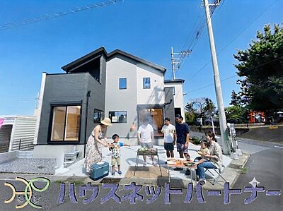 外観:堂々たる趣ながら、主張し過ぎずどこか余裕を感じさせるシャープなフォルムで佇む邸宅は、晴天の空と照らし合わせる事で、本来あるべき完成形の姿を見せてくれます。(人物等はイメージです) 外観:堂々たる趣ながら、主張し過ぎずどこか余裕を感じさせるシャープなフォルムで佇む邸宅は、晴天の空と照らし合わせる事で、本来あるべき完成形の姿を見せてくれます。(人物等はイメージです)