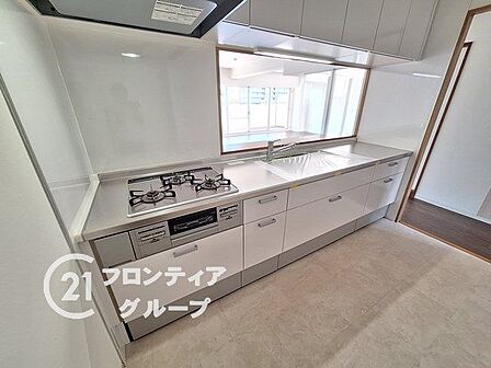 新調された充実設備のキッチンです