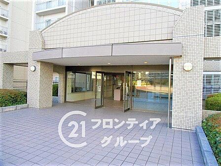 マンションのエントランスは、住まう方々を迎える洗練された空間です。日常の出入りを快適にするための工夫がされています。