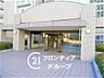 エントランス：マンションのエントランスは、住まう方々を迎える洗練された空間です。日常の出入りを快適にするための工夫がされています。