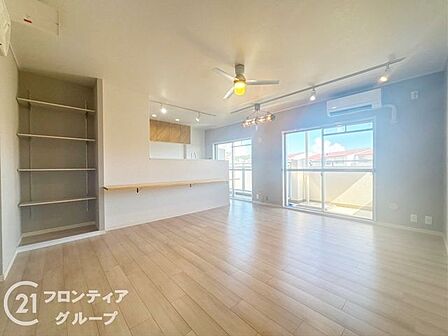 リフォーム済みのリビングは、洗練されたデザインと快適な空間が広がり、家族の集う場所にぴったりです！