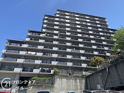 外観：シンプルで洗練されたマンション外観は、住む人のセンスを引き立て、落ち着いた雰囲気を提供します。都会的なデザインが魅力で、住む人に誇りを与える空間です