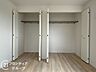 収納：木目の美しさを際立たせるシンプルデザインのワイドクローゼットはたっぷり収納ができます！