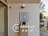 その他：オートロックシステムは、住民の安全を守るための高いセキュリティ機能を提供しています。マンションエントランスに設置され、不審者の侵入を防ぎ、住民に安心感を与えます。