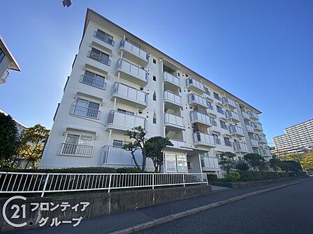 この物件は、伝統的な和風の外観が魅力です