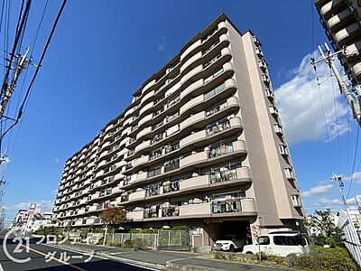 外観：駅から徒歩5分のマンションは、通勤や通学にとても便利で、時間を有効に使える素晴らしい立地です！
