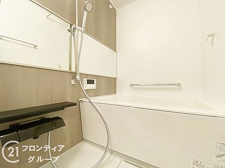 清潔感あふれるバスルームで、毎日の疲れを癒せます。明るく開放的な空間で、リフレッシュできるひとときをお楽しみください。