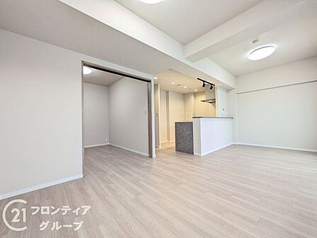 リビングは、柔らかな色調でまとめられており、心安らぐ雰囲気を演出します。リラックスできる空間です。