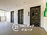 その他：エレベーターホールは、住民の皆様が快適に移動できるよう設計されています。広々としたスペースは、混雑時でもスムーズな乗降を可能にします。