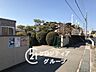 周辺：徒歩3分。明石市立大久保小学校は創立140年超えの長い歴史と伝統を誇るマンモス校で、生徒数も多くにぎやかな学校です。「愛される学校」を基本方針とし、子供・先生・地域や保護者の「和」を重んじ校風です…