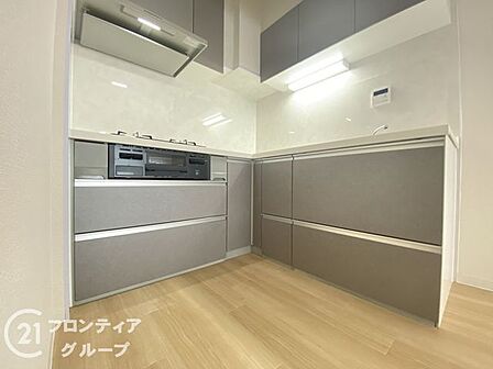 広々とした作業スペースがあり、料理がしやすく、快適なキッチンです