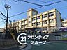 周辺：神戸市立小束山小学校 徒歩14分。 1070m