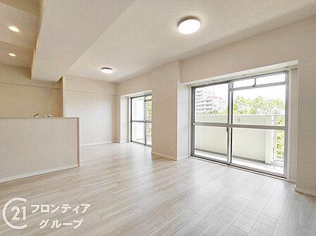 大きな窓から柔らかな光が差し込むリビングは、開放感に満ちた心地よい場所です。上質なインテリアが映える広々とした空間は、大切な家族との団らんをより深めてくれるはずです