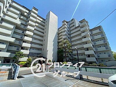 外観：澄み渡る空にそびえ立つ美しいデザインのマンションですね！周囲の景観と調和しながらも、確かなステータスを感じさせる気品溢れる外観に思わず見惚れてしまいますね！