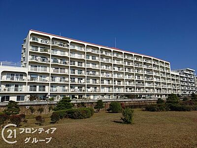 外観：青空に美しく映える白を基調とした大規模なレジデンスです。広大な敷地内には豊かな緑が広がり、都心にいながら自然を感じられる贅沢な住環境が整っています